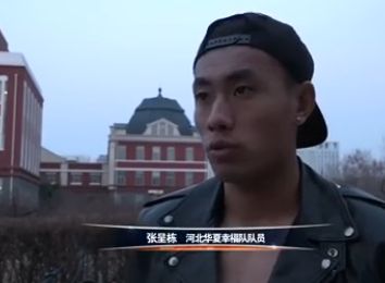 ”除此之外，邱泽、张钧甯对人物突破性的演绎也给观众留下了深刻的印象，更有观众看完惊呼“完全没看出来是他俩，还以为是新面孔！”还有不少观众被英俊和燕子之间惺惺相惜的爱情所感动，直言“英俊和燕子的爱情其实比很多普通人的还要温暖，他们一直都在互相依偎彼此陪伴”